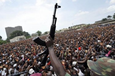 Un soldat Ivoirien brandit son arme devant la foule via @Abidjan_net sur Twitpic