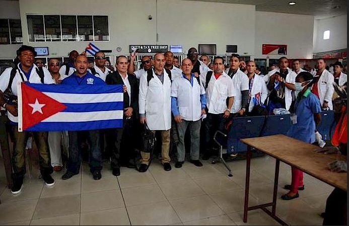  Légende: Après environ 6 mois de lutte contre le virus de l’Ébola au Liberia et en Sierra Leone, 151 médecins et infirmiers cubains sont de retour à Cuba. Source: 