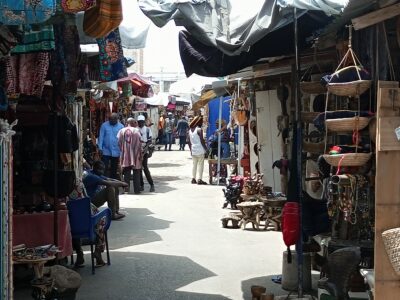 Photo de la zone dite "Golfe" où se vend les objets d'art au grand marché de Lomé, Photo Jean Sovon