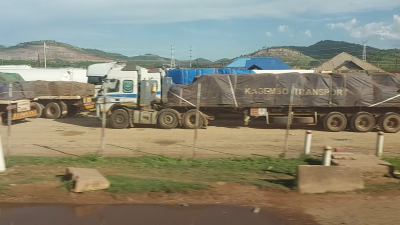 Parc automobile des véhicules de transport des minerais sur le site minier de Fungurume ; Photo Jonas Kiriko