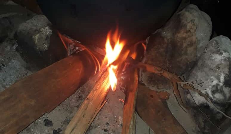 Marmite au feu de bois animé dans le foyer traditionnel ouvert à Ruvumvu, en zone, commune et province Bubanza